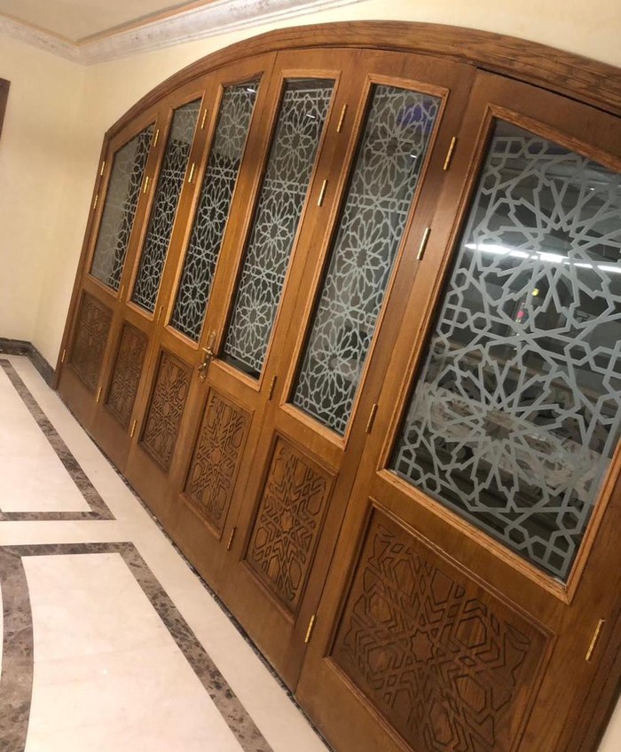 بوابة مقوّسة · نقش يدوي